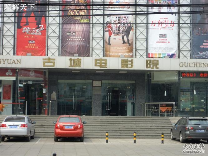 男女一边脱一边摸一边亲的相关介绍